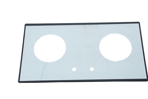 燃?xì)庠蠲姘?></p>
<p>1、安全方面對(duì)比</p>
<p>鋼化玻璃面板：鋼化玻璃面板在各方面都能媲美于不銹鋼面板，對(duì)于用戶所擔(dān)心的爆炸事件，其實(shí)根本原因是用戶在使用時(shí)不當(dāng)，鋼化玻璃是一種新型的材料，鋼化玻璃屬于安全玻璃，鋼化玻璃其實(shí)是一種預(yù)應(yīng)力玻璃，為提高玻璃的強(qiáng)度，通常使用化學(xué)或物理的方法，在玻璃表面形成壓應(yīng)力，玻璃承受外力時(shí)首先抵消表層應(yīng)力，從而提高了承載能力，增強(qiáng)玻璃自身抗風(fēng)壓性，寒暑性，沖擊性等。許多消費(fèi)者對(duì)其沒有認(rèn)識(shí)，在使用上只要做到定期清理灶圈上的雜質(zhì)和積碳，以免出火孔堵塞引起回火，平日要做好面板的清洗和養(yǎng)護(hù)，不可重力撞擊灶面，盡量避免讓灶面過熱或突然遇冷，這些只要在平常使用的時(shí)候稍加注意一下，就可以避免出現(xiàn)面板爆炸的情況。</p>
<p>?</p>
<p>不銹鋼面板：不銹鋼面板應(yīng)用最早最廣泛，但如果材質(zhì)不好，或者面板與底殼扣得不好，用久以后容易發(fā)生翹曲，特別是那種比較薄的，還有眾所周知，燃?xì)庠钤诠ぷ鞯臅r(shí)候灶頭附近的溫度會(huì)很高，燃?xì)庠蠲姘逅玫牟讳P鋼材質(zhì)在導(dǎo)熱這方面下了很多功夫，即使燃?xì)庠罟ぷ骱荛L時(shí)間，面板的多處溫度還如常溫。在耐熱上，用戶可以隨意將很熱的鍋放在面板上，而不用擔(dān)心面板有問題。強(qiáng)度方面也是不銹鋼所擅長的，不用擔(dān)心面板會(huì)有任何問題。</p>
<p>?</p>
<p>2、清潔方面對(duì)比</p>
<p>鋼化玻璃面板：面板在清潔上和不銹鋼面板相似，直接拿濕抹布蘸一點(diǎn)清潔劑就可以祛除表面的油污了，而且鋼化玻璃在擦拭后雖然也會(huì)留下水印，但是配合面板的底色，印記就不是很明顯了，不會(huì)影響整體的美觀，清潔上還是比不銹鋼面板方便一些的。</p>
<p>?</p>
<p>不銹鋼面板：在清潔上非常的方便，使用過后直接拿濕抹布蘸上一點(diǎn)清潔劑，可以直接祛除油污了。但是要注意的是，有水的抹布擦完之后會(huì)在不銹鋼面板上留下水漬而且會(huì)影響美觀，擦拭之后最好用干燥的抹布再擦拭一遍，這樣效果就會(huì)非常好了，最重要的一點(diǎn)就是如果不小心用鋼絲球擦不銹鋼面板就會(huì)導(dǎo)致面板刮花影響美觀，所以這一點(diǎn)比不上鋼化玻璃面板。</p>
<p>?</p>
<p>綜合以上的內(nèi)容總結(jié)，整體對(duì)比下來鋼化玻璃面板的材質(zhì)要比不銹鋼面板的材質(zhì)要更有優(yōu)勢(shì)，所以在選擇燃?xì)庠畈馁|(zhì)方面來講小編推薦鋼化玻璃面板材質(zhì)的燃?xì)庠睿Ｍ陨蟽?nèi)容對(duì)大家有所幫助。</p>
<p><br></p>
</p>

                </div>
            </div>
            
            <div   id=